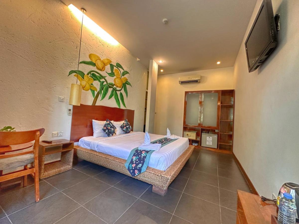 Monsoon Riverside Hotel Phnom Penh Exterior photo